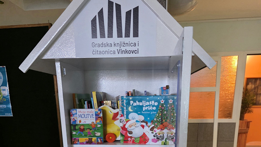 Postavljena kućica za knjige